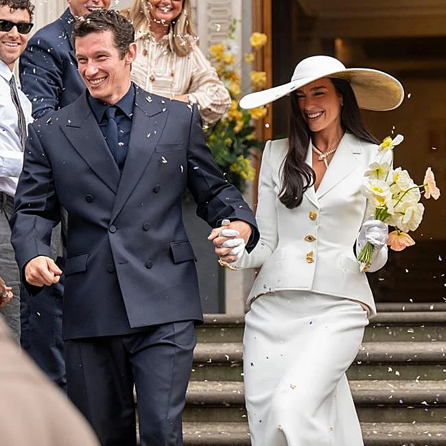 Callum Turner y Dua Lipa a la salida de su boda civil en Londres.