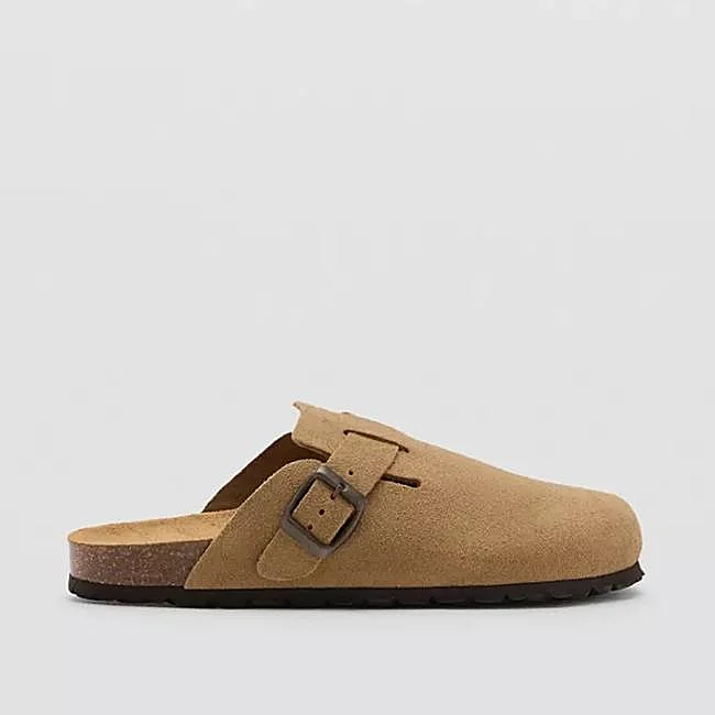 Zuecos marrones planos de Mango, 36,99 euros.