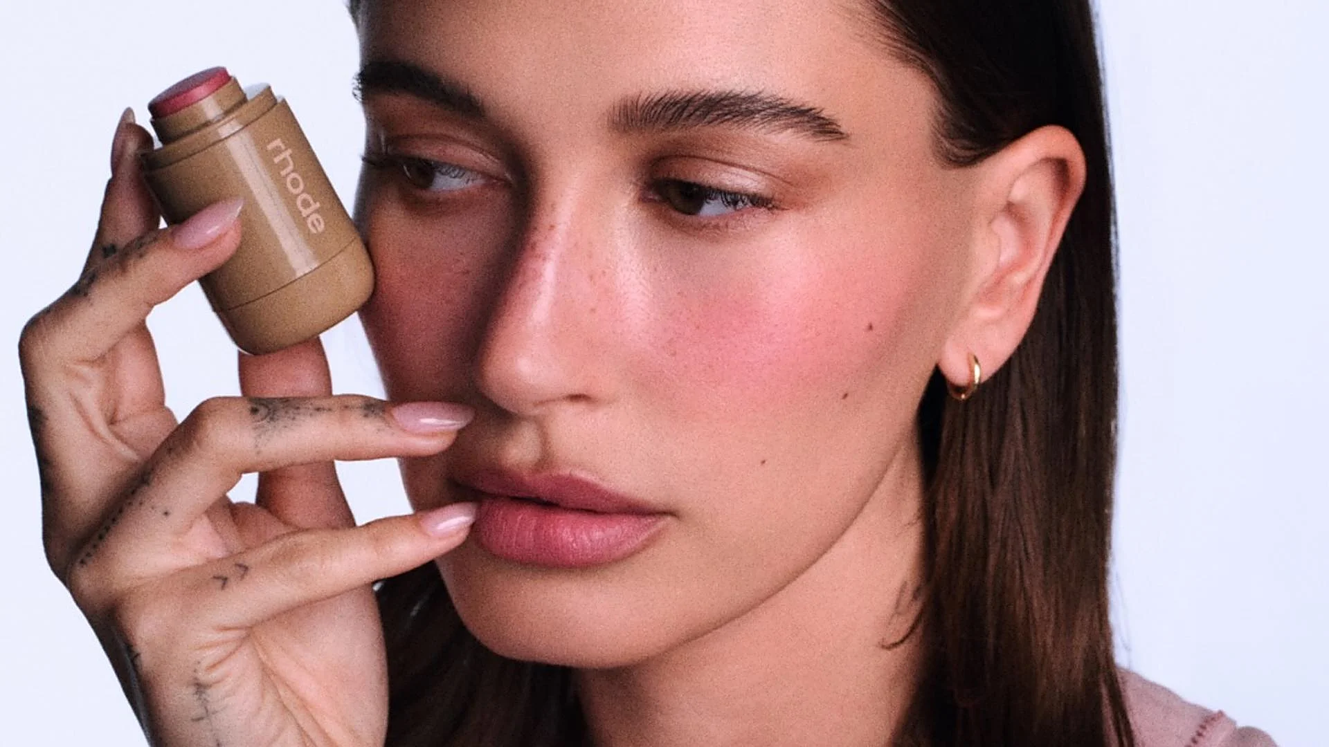 Hailey Bieber’s Signature Line Arrives in Spain: Which Products Are Best-Rated