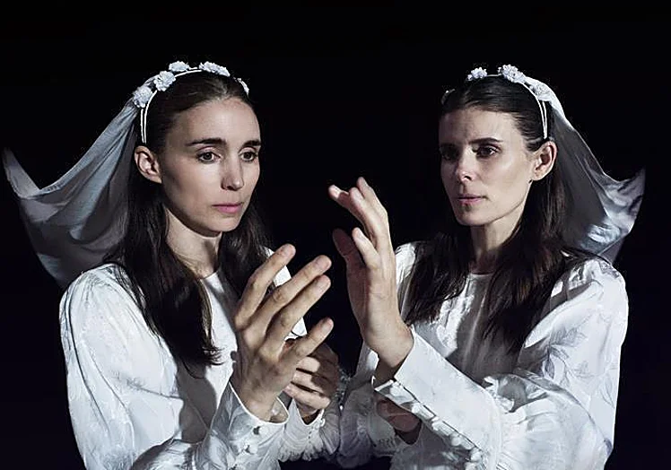 Kate y Rooney Mara en la película Bucking Fastard.