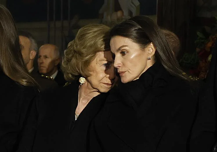 La reina Sofía y la reina Letizia en un funeral.