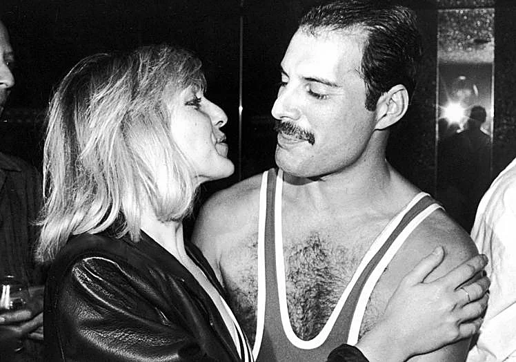 Mary Austin y Freddie Mercury.