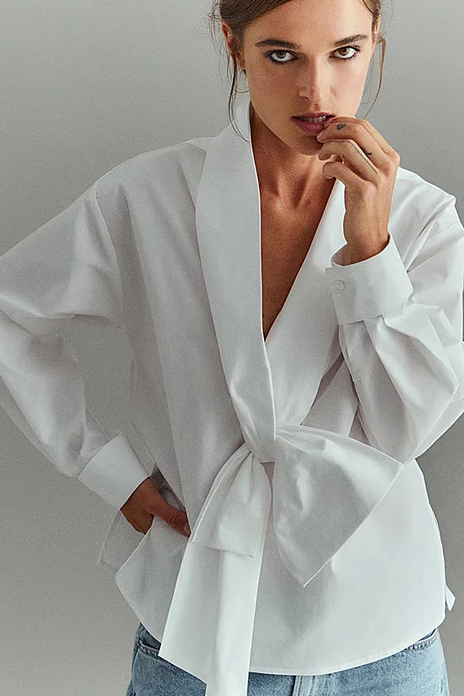 Blusa blanca de Sfera (35,99 euros)