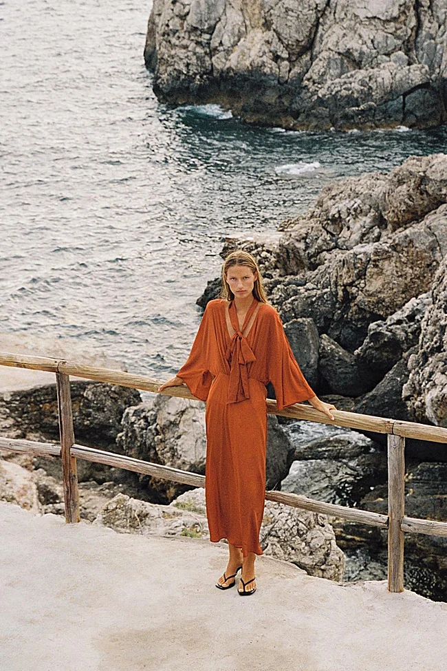 Vestido midi de Zara (39,99 euros)