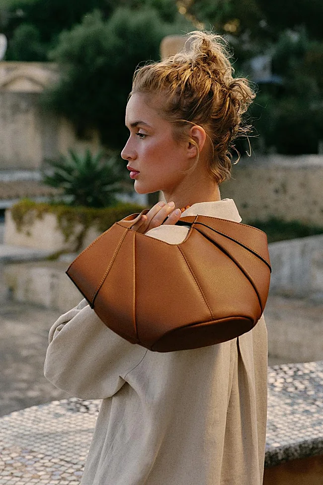 Bolso camel de Zara (25,95 euros)