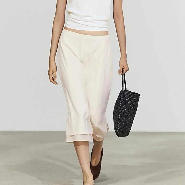 Falda blanca de Massimo Dutti, 79,95 euros.