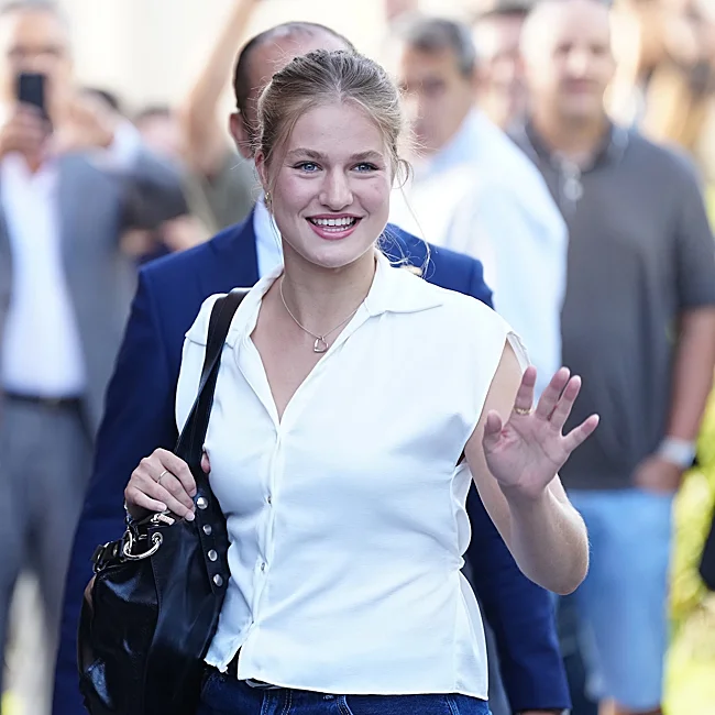 La princesa Leonor saluda sonriente a los medios en su primer día de clase.