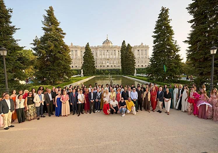Modelos, diseñadores y autoridades posan al finalizar el desfile inaugural de OMODA Madrid es Moda en los jardines de Sabatini.