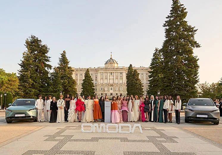 Las modelos posan al finalizar el desfile inaugural de OMODA Madrid es Moda.