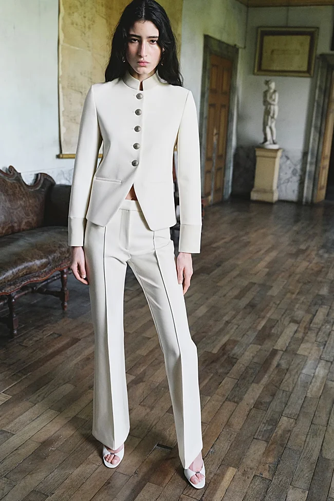 White trousers by Mango (39,99 euros)