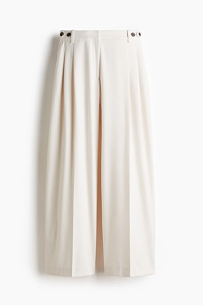 Pleated pants from H&M (29,99 euros)