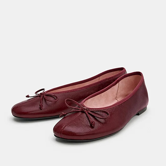 Bailarinas burdeos de Zara (39,99 euros)