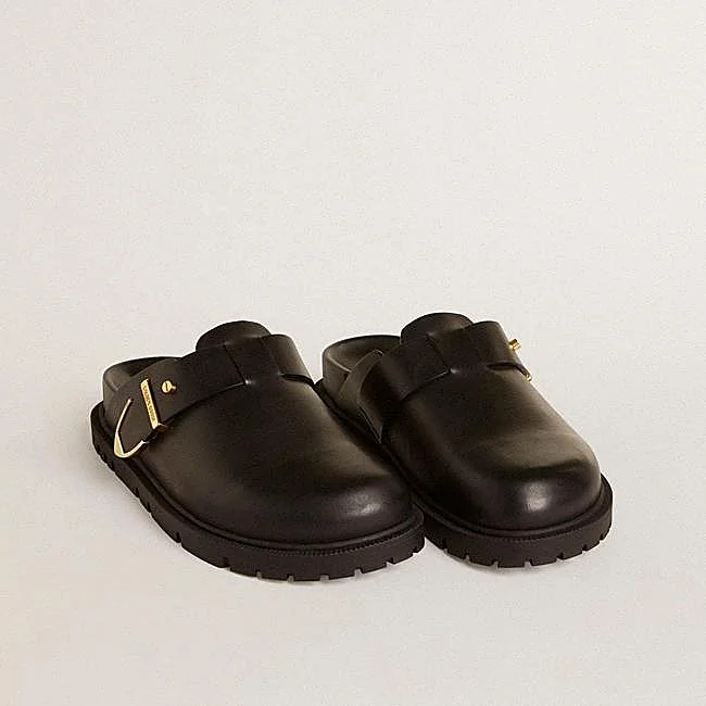 Zuecos con hebilla de Golden Goose, 420 euros.