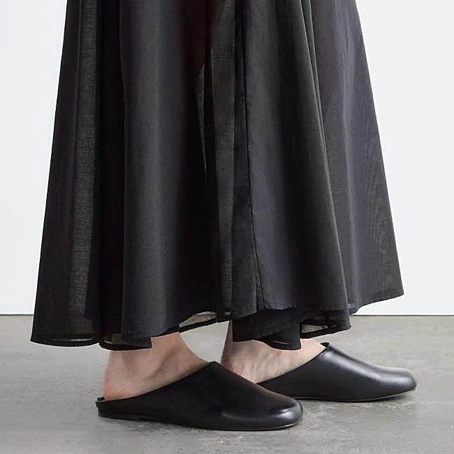 Mules negros de &Other Stories, 99 euros.