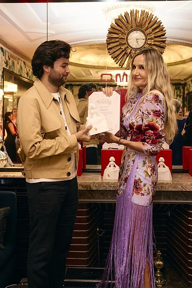 Sergio Álvarez, director de la Fundación Academia de la Moda Española, entrega el galardón a Dominnico a Clara Courel.