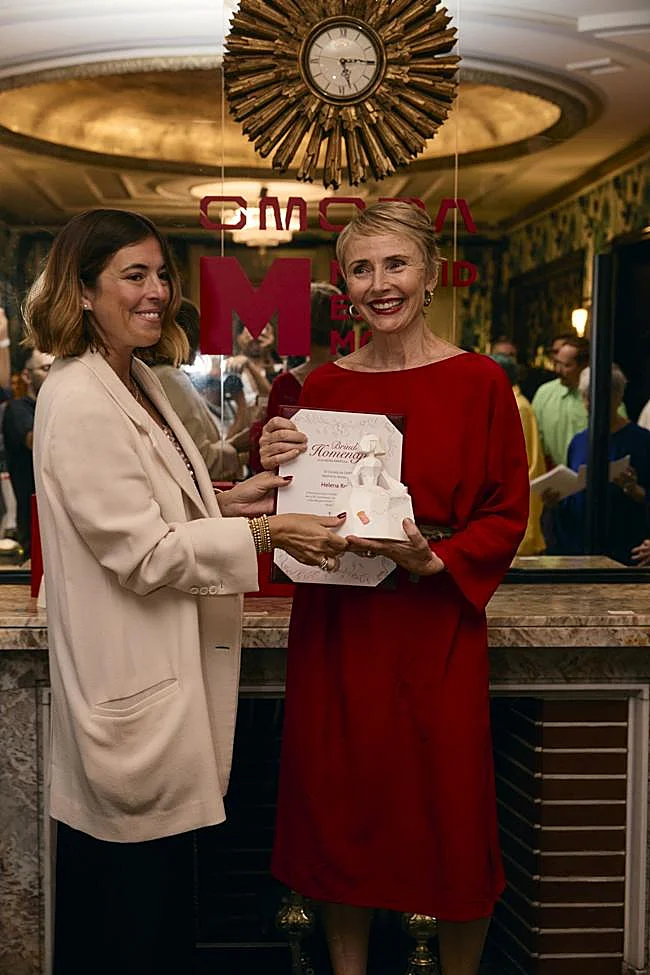 Alejandra Caro, patrona de la Fundación Academia de la Moda Española, entrega su galardón a Helena Rohner.