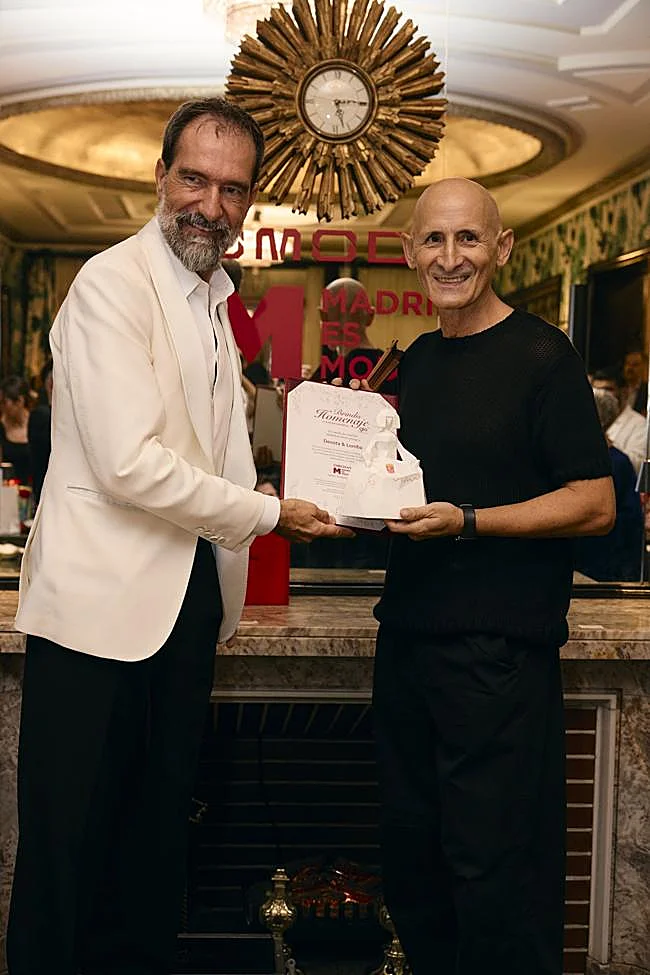 Eloy Martínez de la Pera, comisario de exposiciones de arte y moda, entrega su galardón a Modesto Lomba, director creativo de Devota&Lomba.