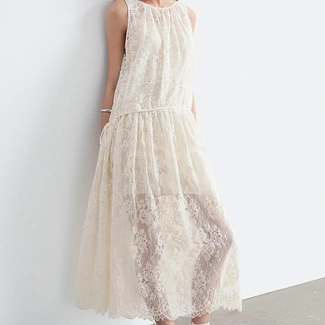 Vestido de encaje de &Other Stories, 149 euros.