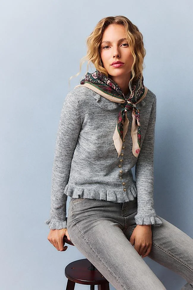 Cárdigan en color gris con volantes de Southern Cotton.
