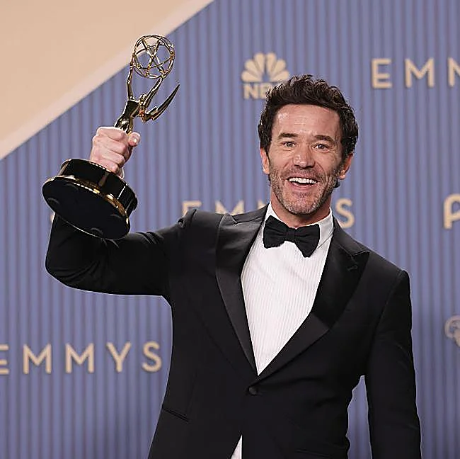 Tom Pelphrey con el Emmy al Mejor Actor de Reparto de Drama por su papel en Task.