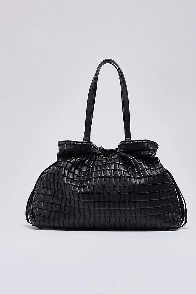 Bolso frunces trenzado en negro de Liu Jo.