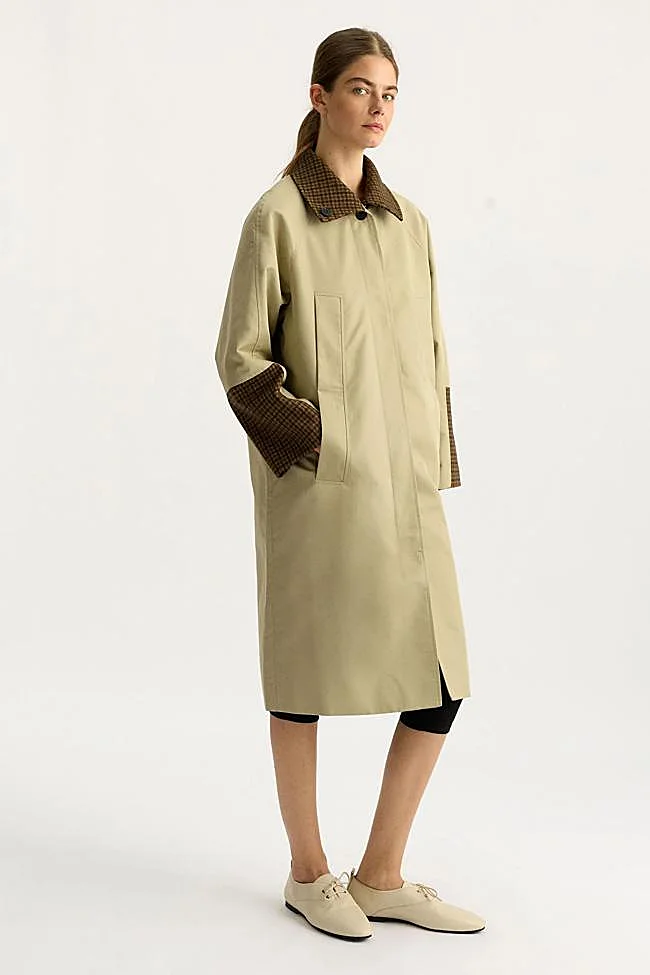 Gabardina en beis a contraste de Parfois.