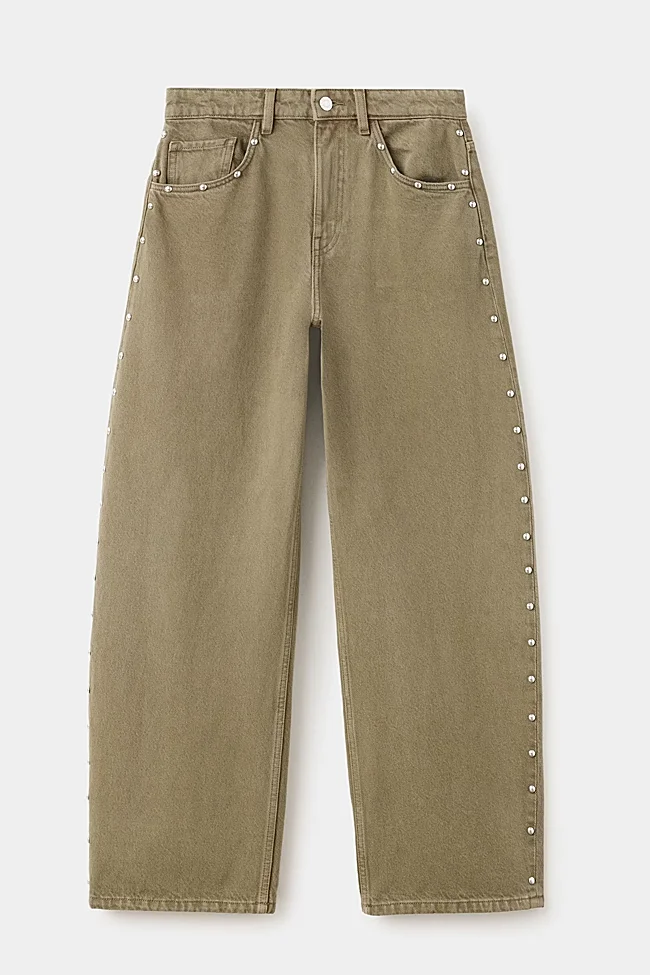 Vaqueros con tachuelas de Mango (49,99 euros)