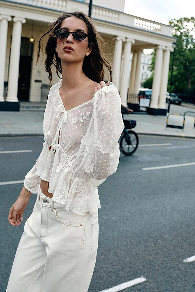 Camisa blanca de Zara (27,99 euros)