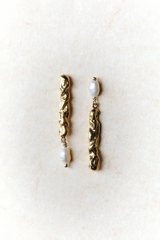 Pendientes UAL con detalle de perlas de Laia Varela.