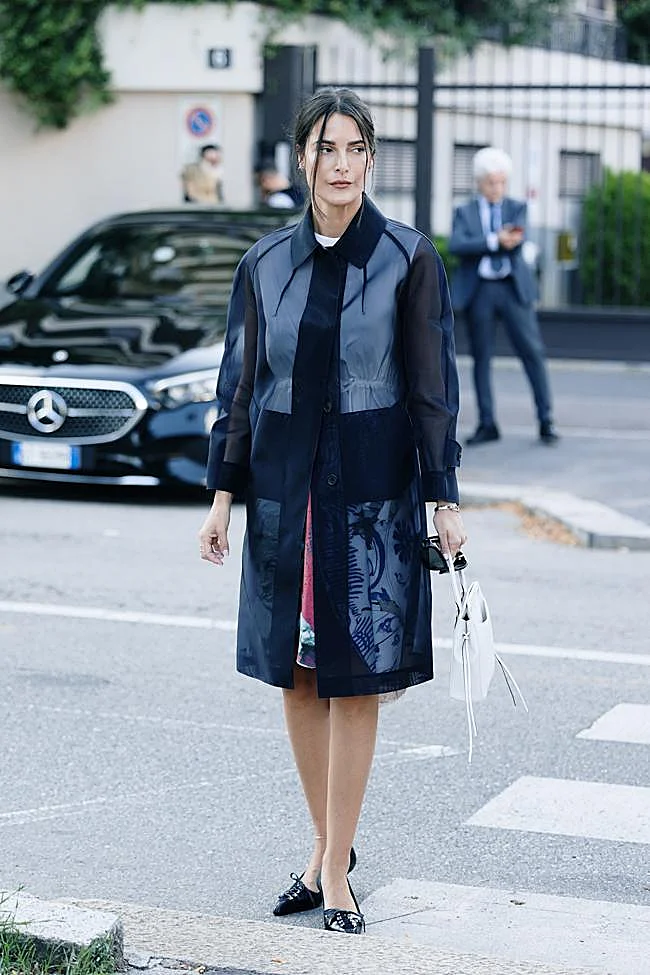 Un look con abrigo de gasa.