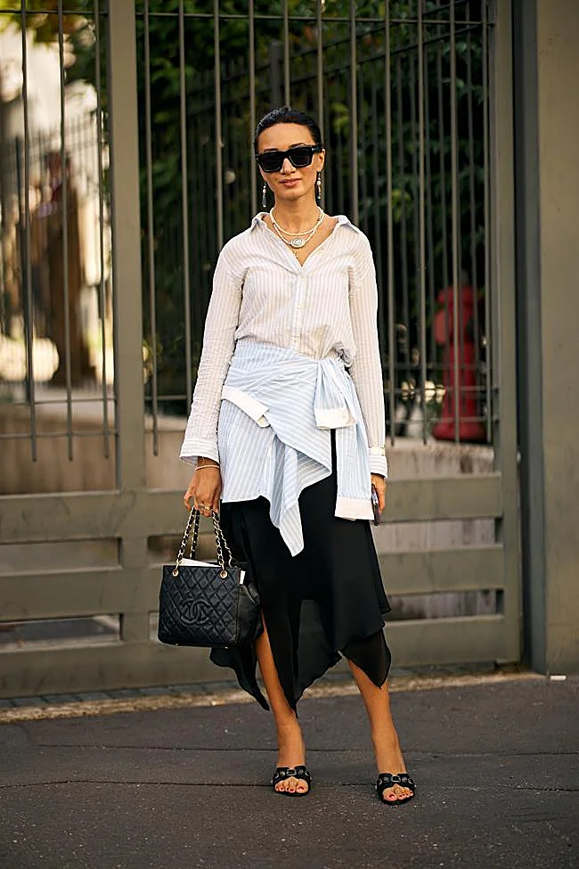 Look con doble camisa en las calles de Milán.