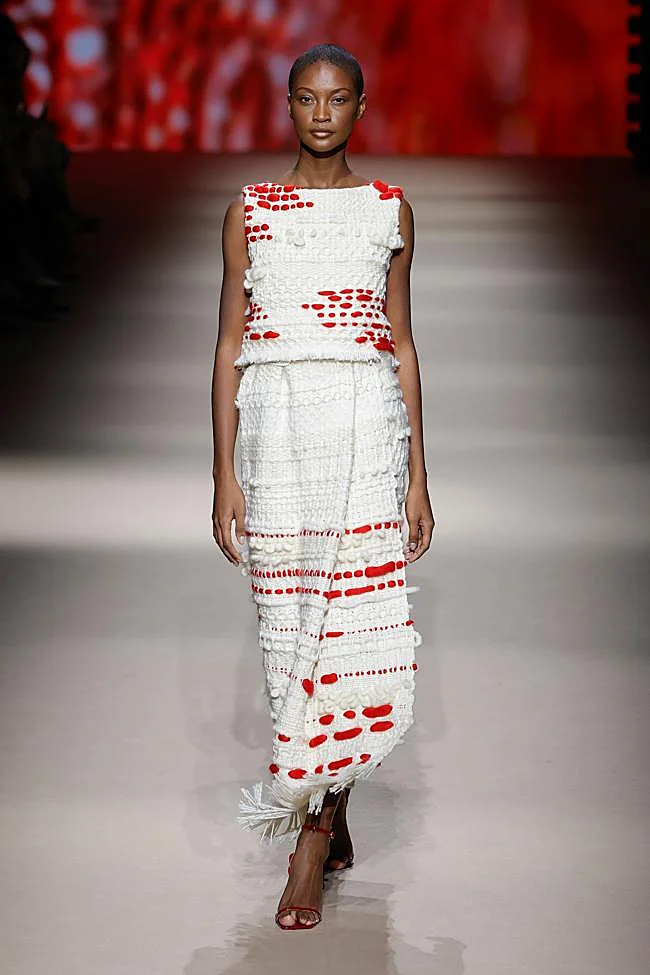 Vestido confeccionado en telar manual con referencias al código binario presentado en la pasarela.