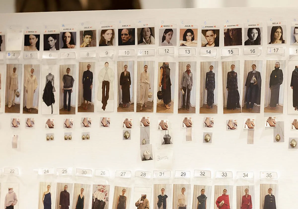 Imagen principal - De arriba abajo, imagen del backstage del desfile de otoño-invierno 2026/2027 de Simorra; detalle del bolso Tinaja; y look con palabras escritas de la colección Texere.