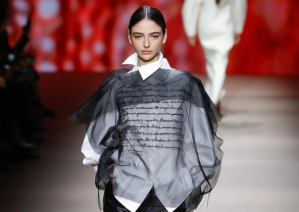 Imagen secundaria 1 - De arriba abajo, imagen del backstage del desfile de otoño-invierno 2026/2027 de Simorra; detalle del bolso Tinaja; y look con palabras escritas de la colección Texere.