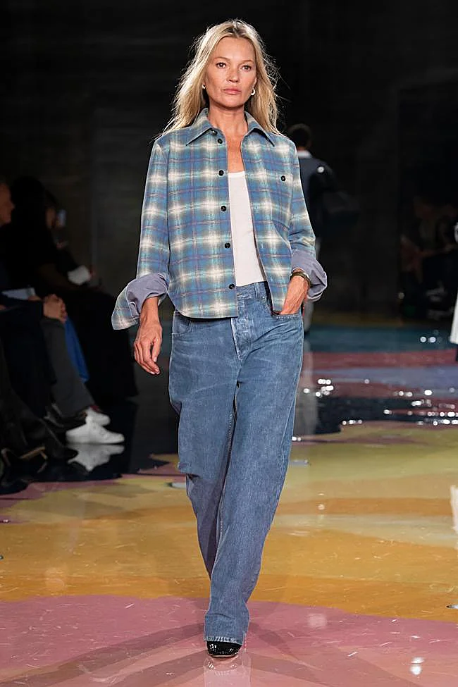 Kate Moss with jeans and a plaid shirt during the Bottega Veneta show.