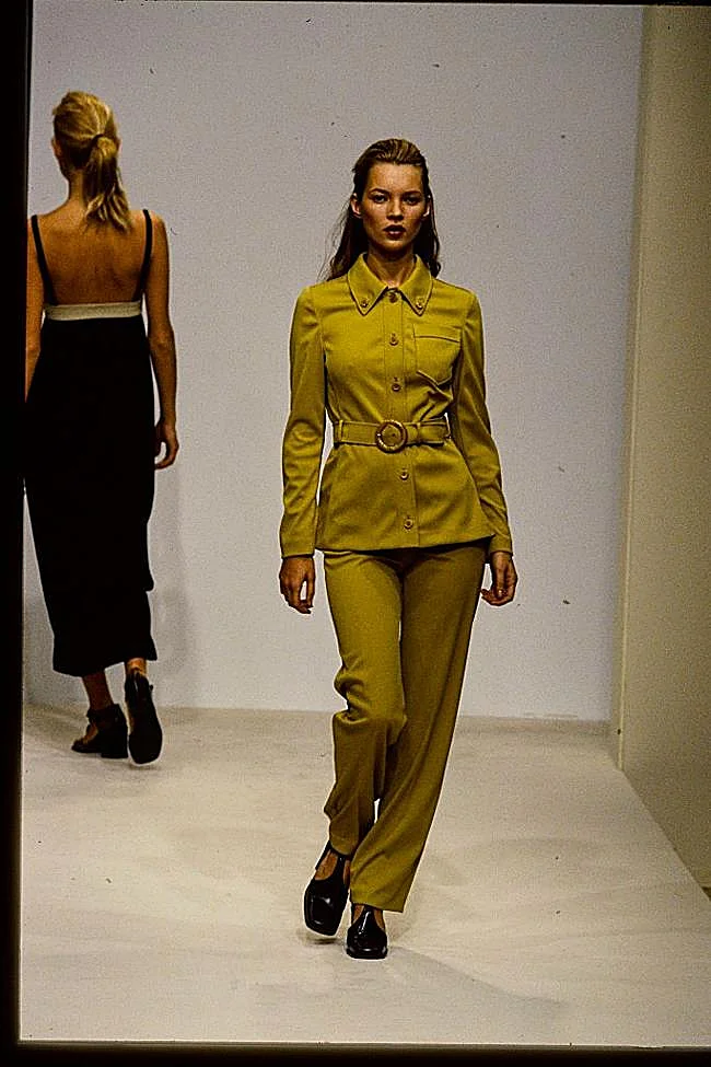 Kate Moss durante el desfile de Prada con total look en verde en 1996.