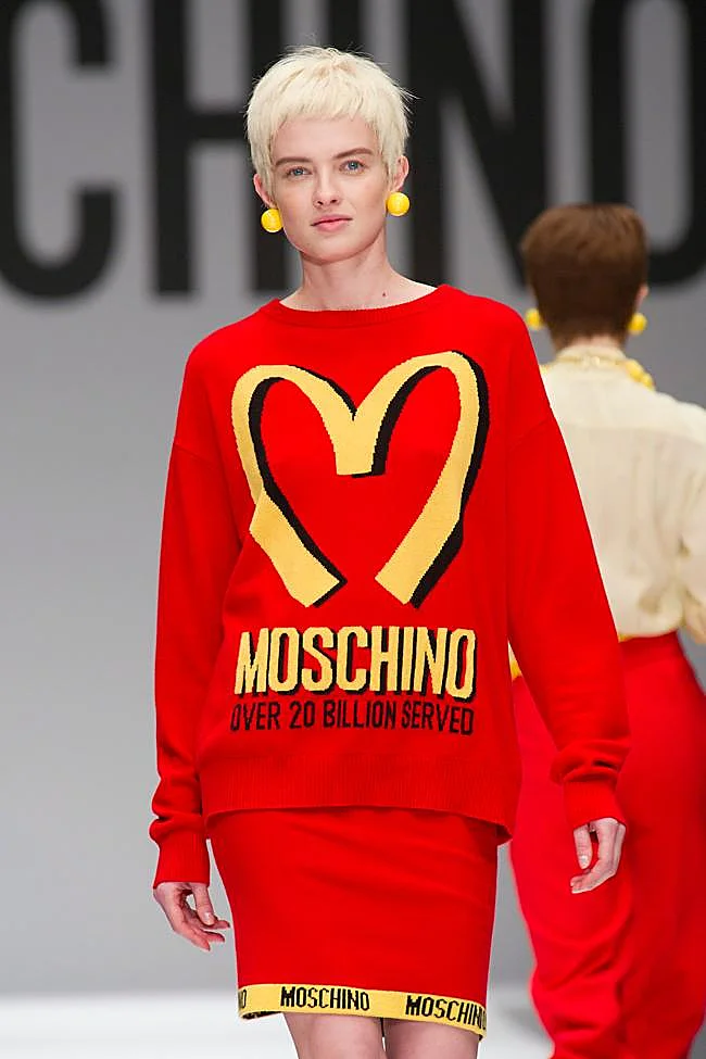 El icónico jersey de Moschino durante el desfile de 2014.