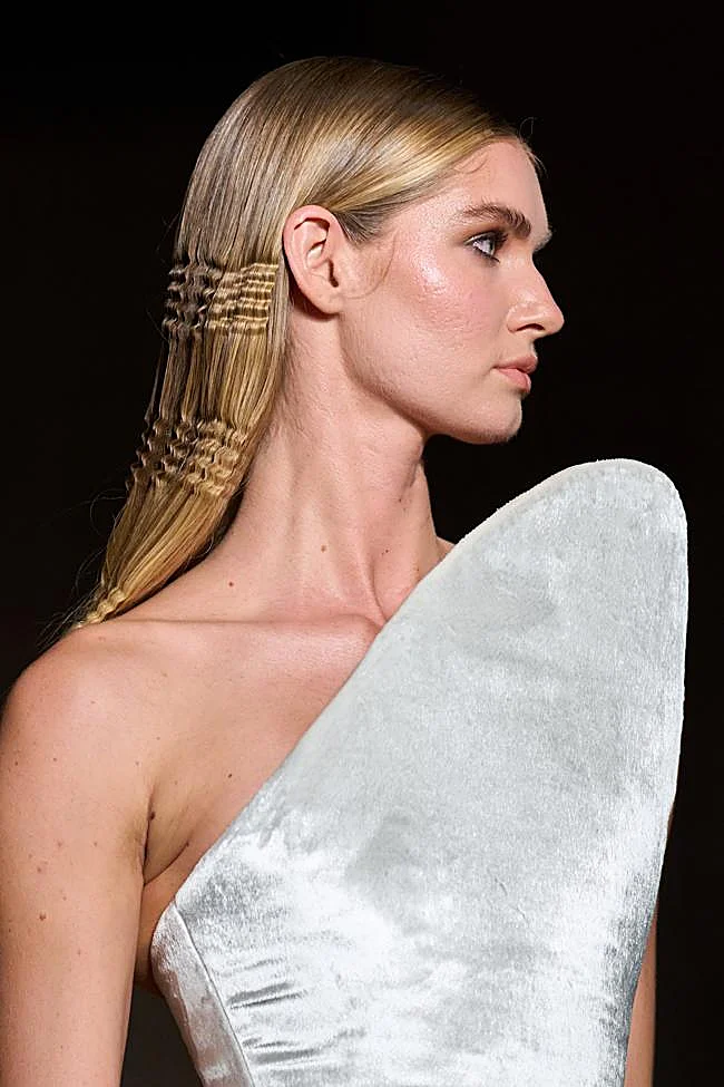 Pelo con detalle de ondas en el desfile de Christian Siriano