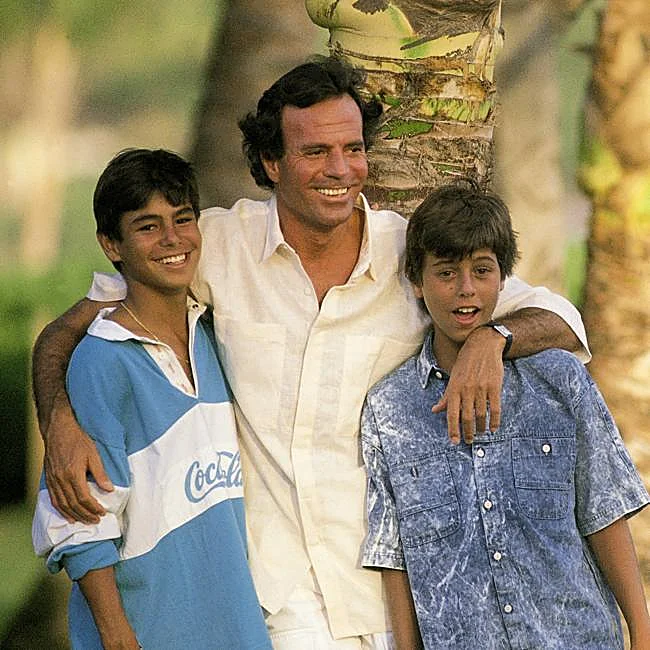 Julio Iglesias, una rivalidad patria con su hijo Enrique que hasta hoy ha hecho imposible juntar sobre el escenario a dos leyendas de la música.