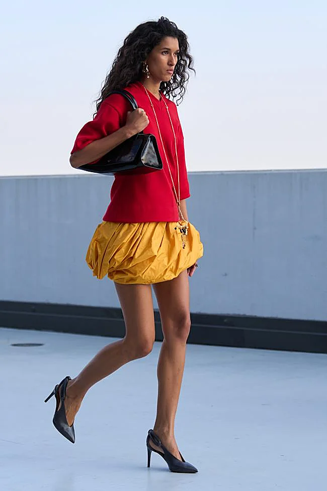 Look de Moschino durante la Semana de la Moda de Milán,