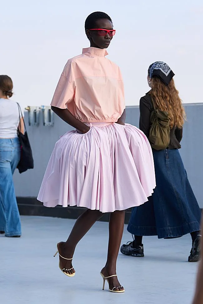 Look de Moschino durante la Semana de la Moda de Milán,