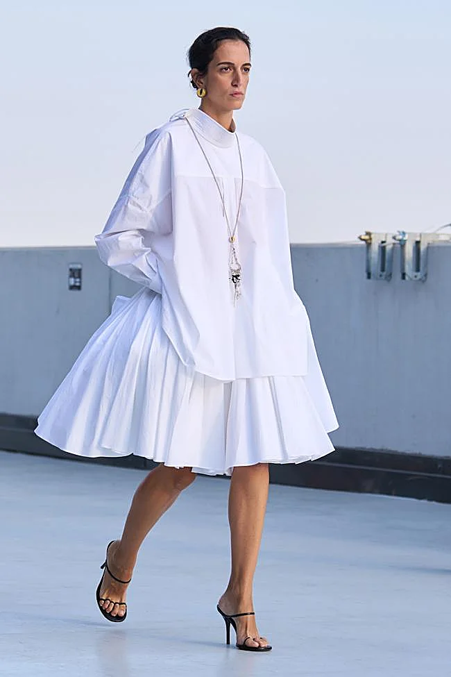 Look de Moschino durante la Semana de la Moda de Milán,
