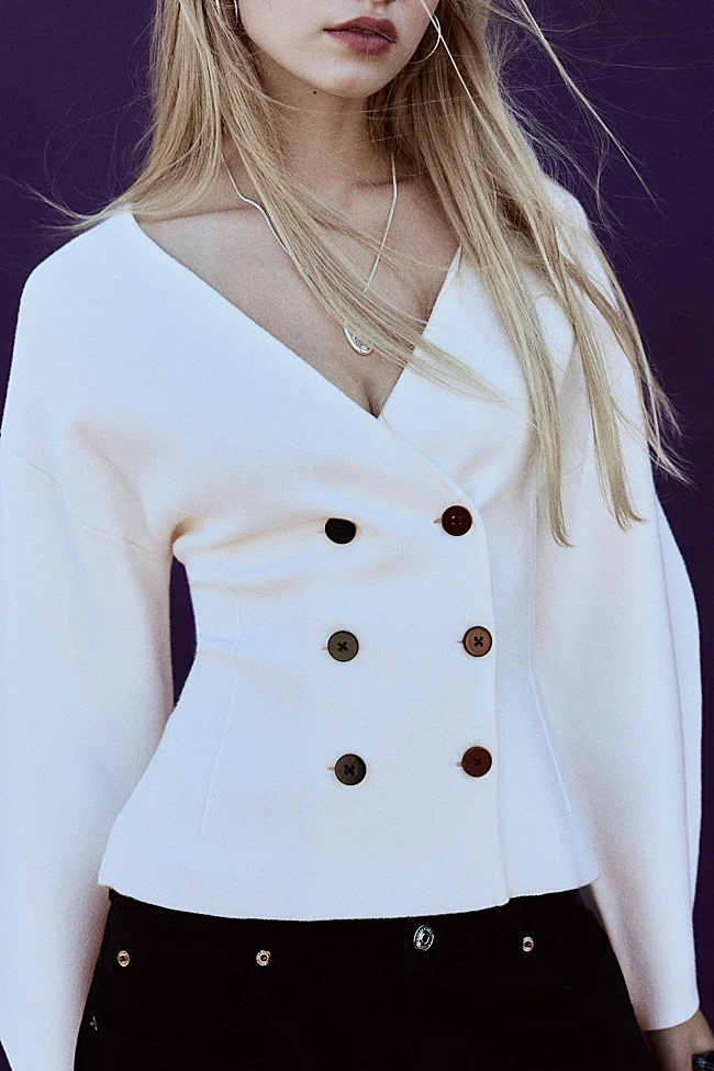 Chaqueta con botones de Stradivarius (35,99 euros)