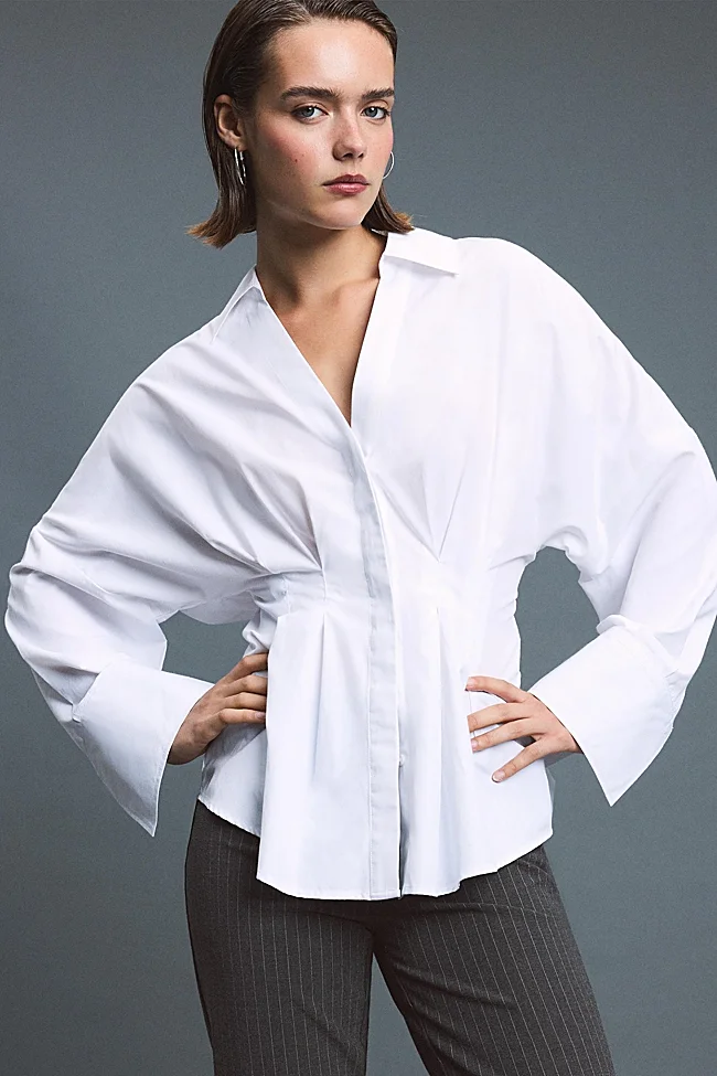 Camisa blanca de Stradivarius (22,99 euros)