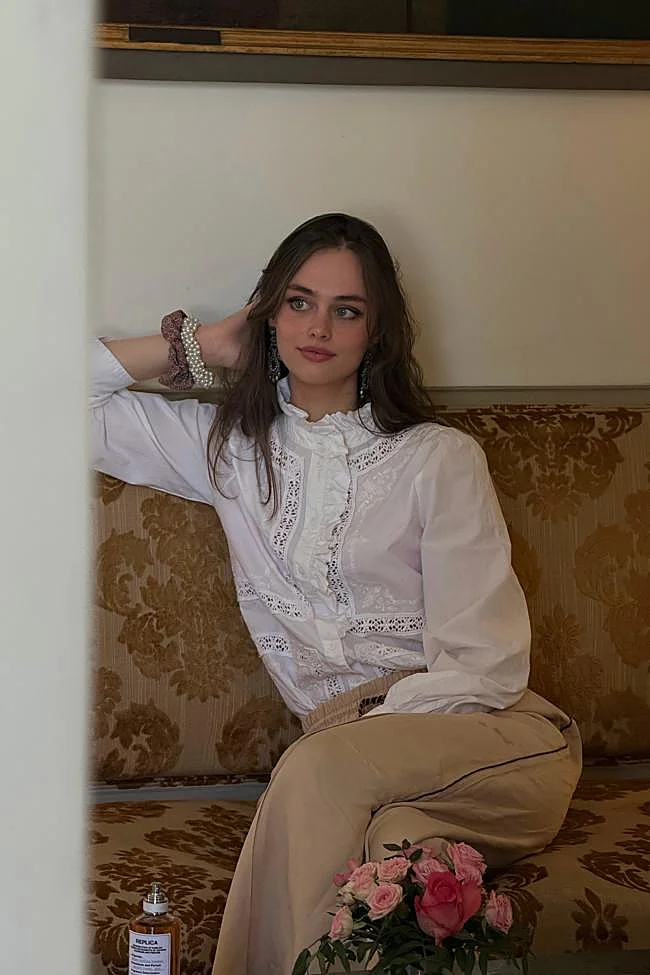 Eugenia de Hannover con una blusa blanca.