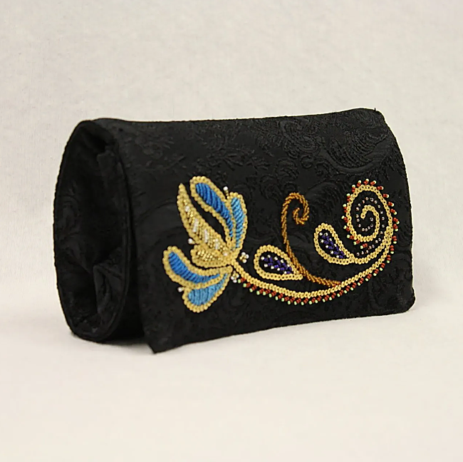 Un bolso bordado de Caireles.