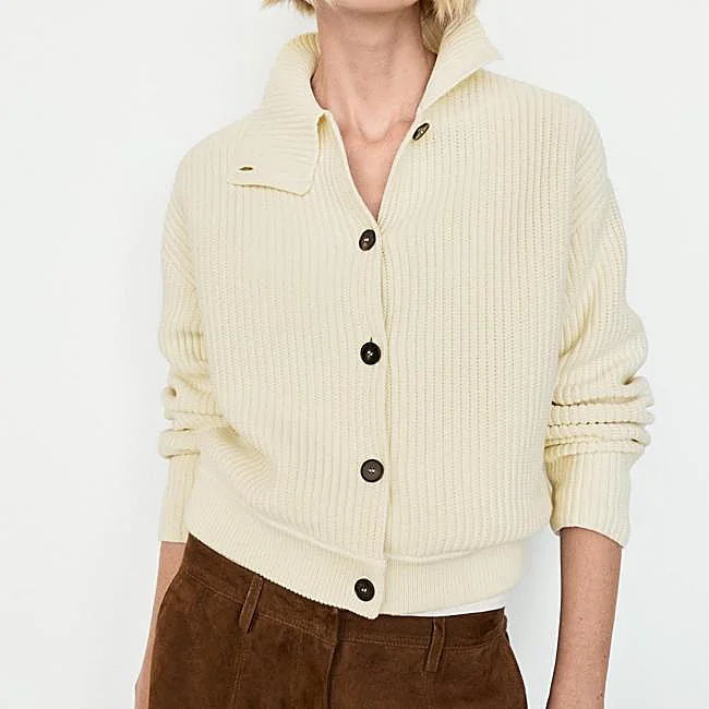 Cárdigan blanco de cuello de Massimo Dutti, 89,95 euros.