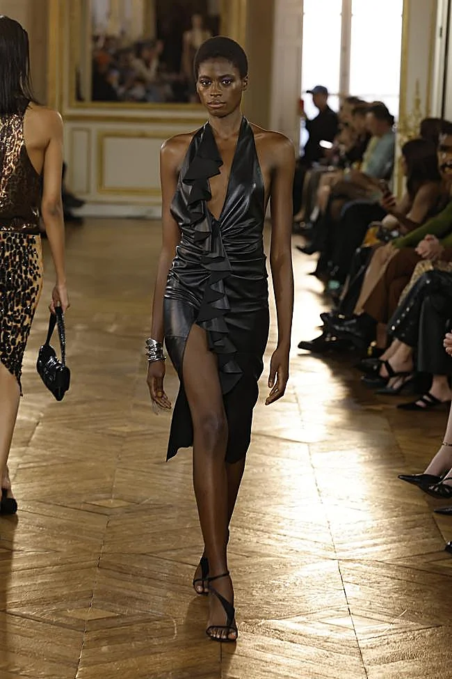 Look de Balmain durante la Semana de la Moda de París.