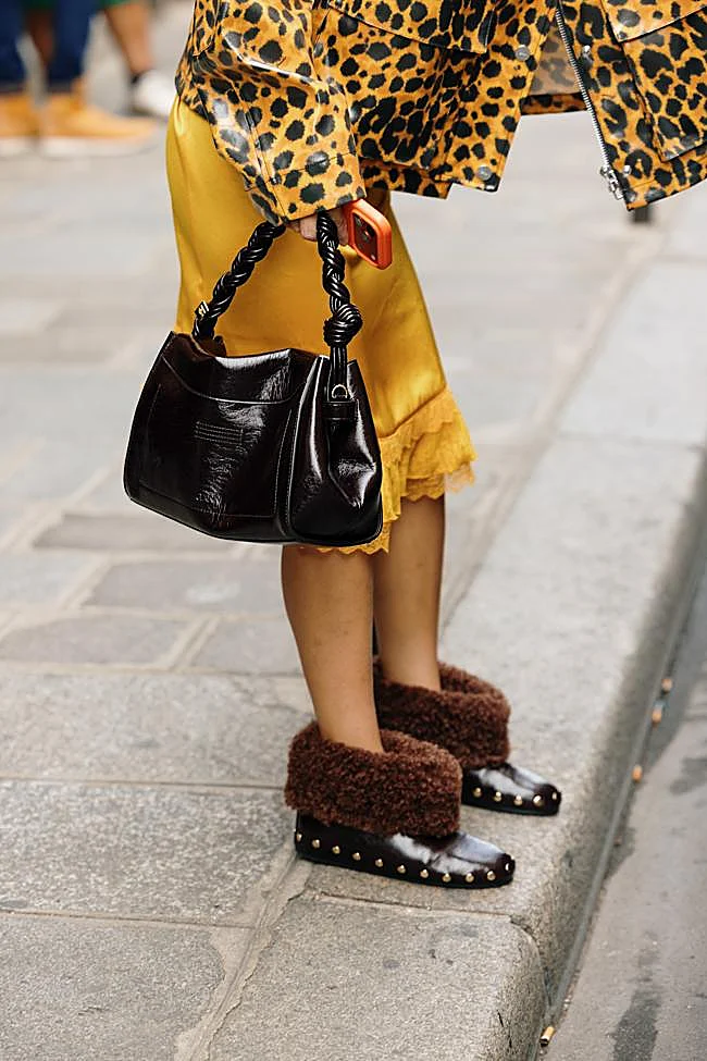 Zuecos estilo borreguito en el street style de París.