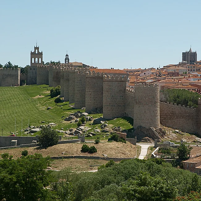 Lorca escribe sobre las almenas solitarias de Ávila en sus Impresiones y paisajes.